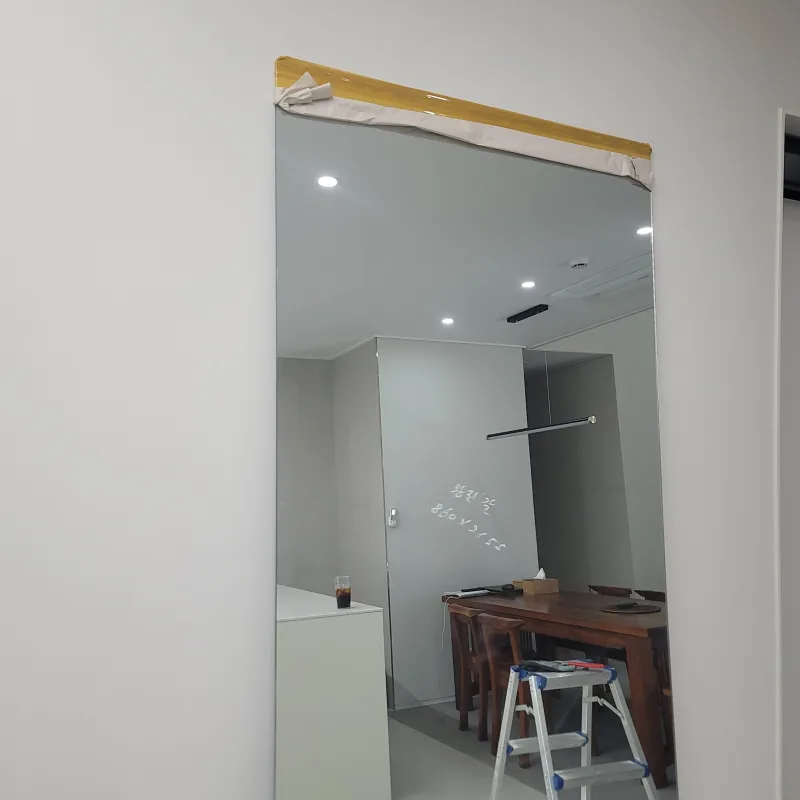 거울장 철거 후 벽면 정리